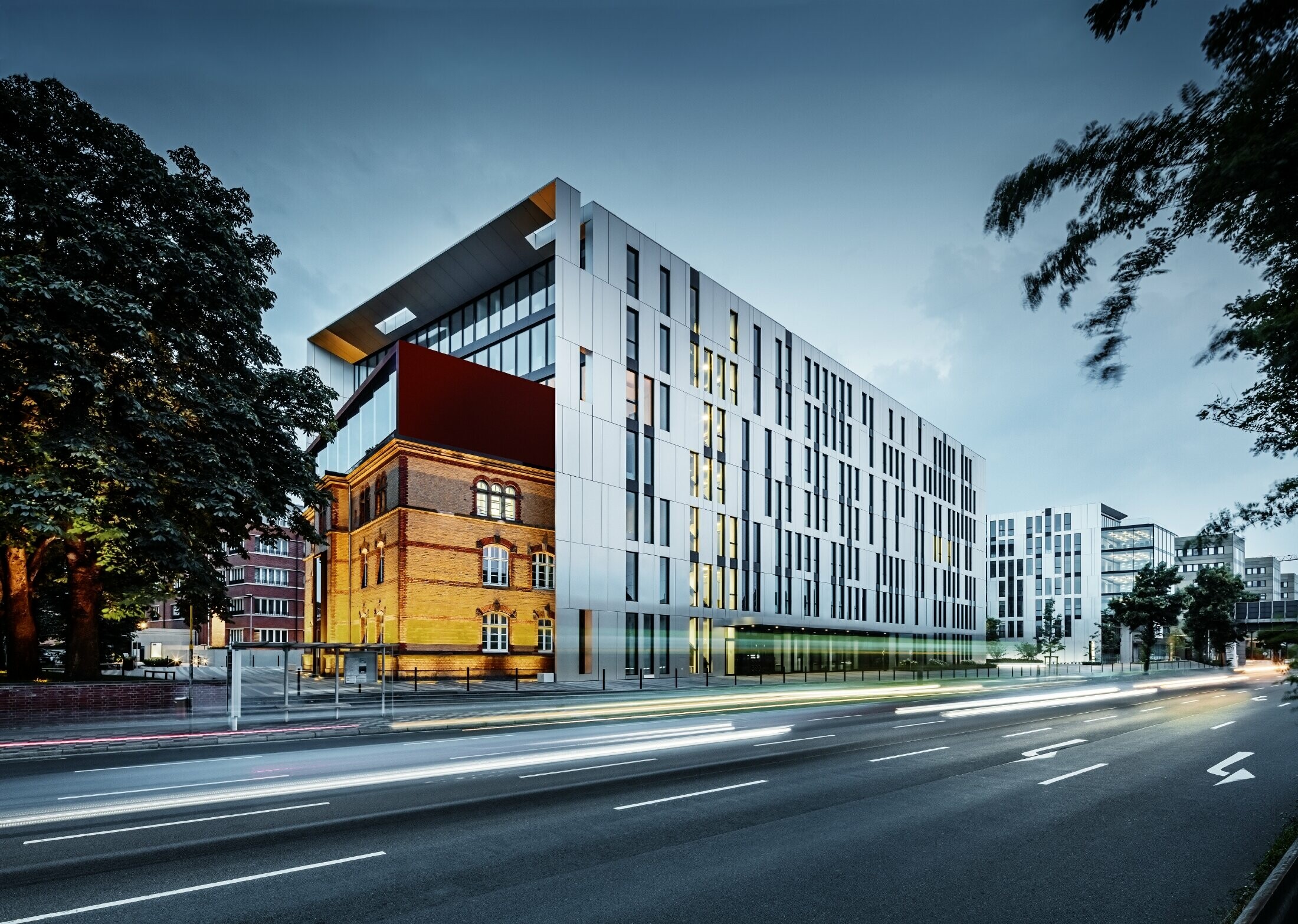 Complexe architectural Clara et Robert au centre de Düsseldorf — Façades en aluminium futuristes réalisées avec des panneaux composites PREFA en aluminium brossé.