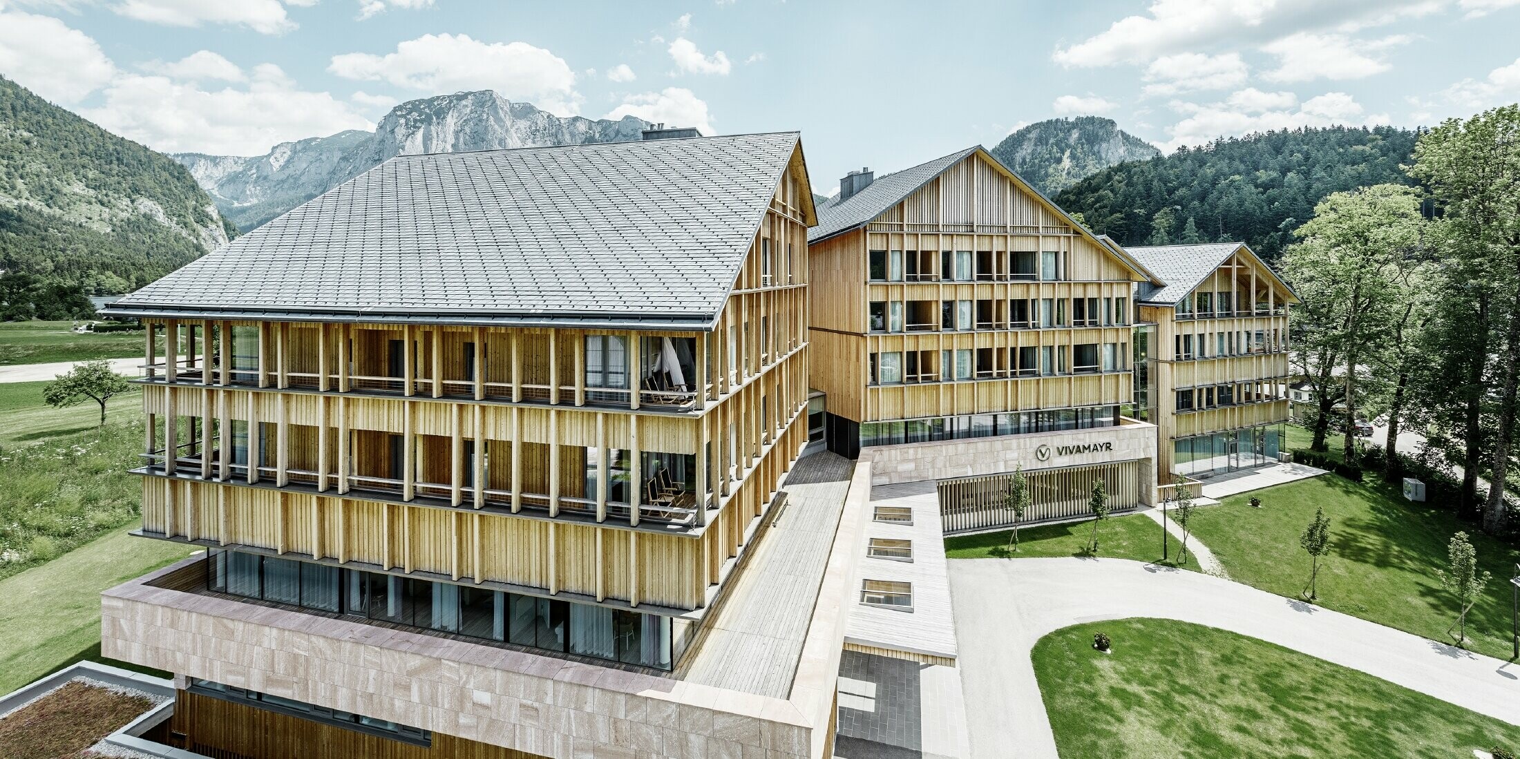 Hotel Vivamayr in Altaussee mit Holzfassade und PREFA Dachschindel Dach