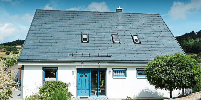 Rénovation de toiture à l’aide de panneaux de toiture FX.12 PREFA couleur gris pierre.