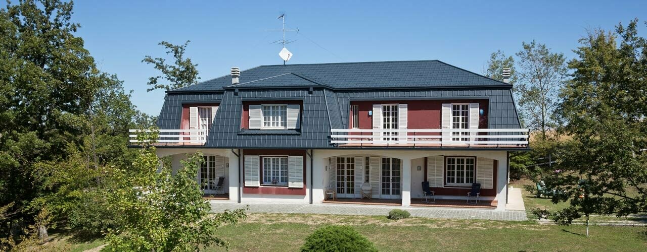 Anthrazitfarbene PREFA Dachplatten aus Aluminium schmücken das Dach dieser Villa in Italien