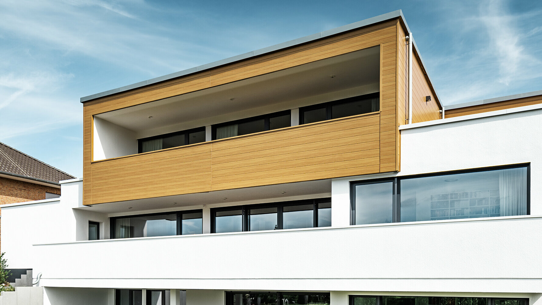 Modern woonhuis met erker bekleed met PREFA sidings in de kleur eiken beige-grijs.