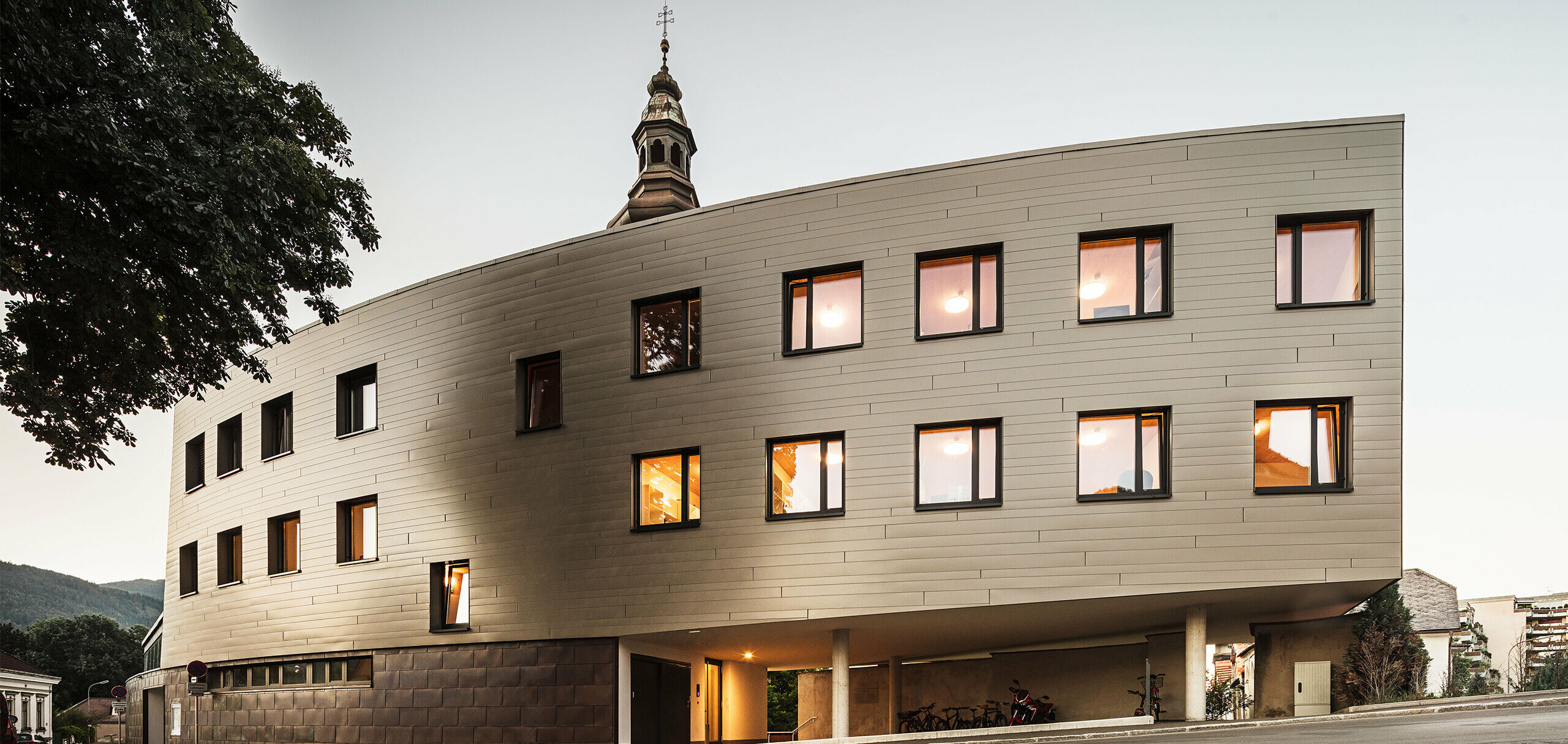 De nieuwbouw van het studentenhuis Jacobinum staat op de muren van het oude parochiehuis en is rondom bekleed met bronskleurige PREFA Sidings