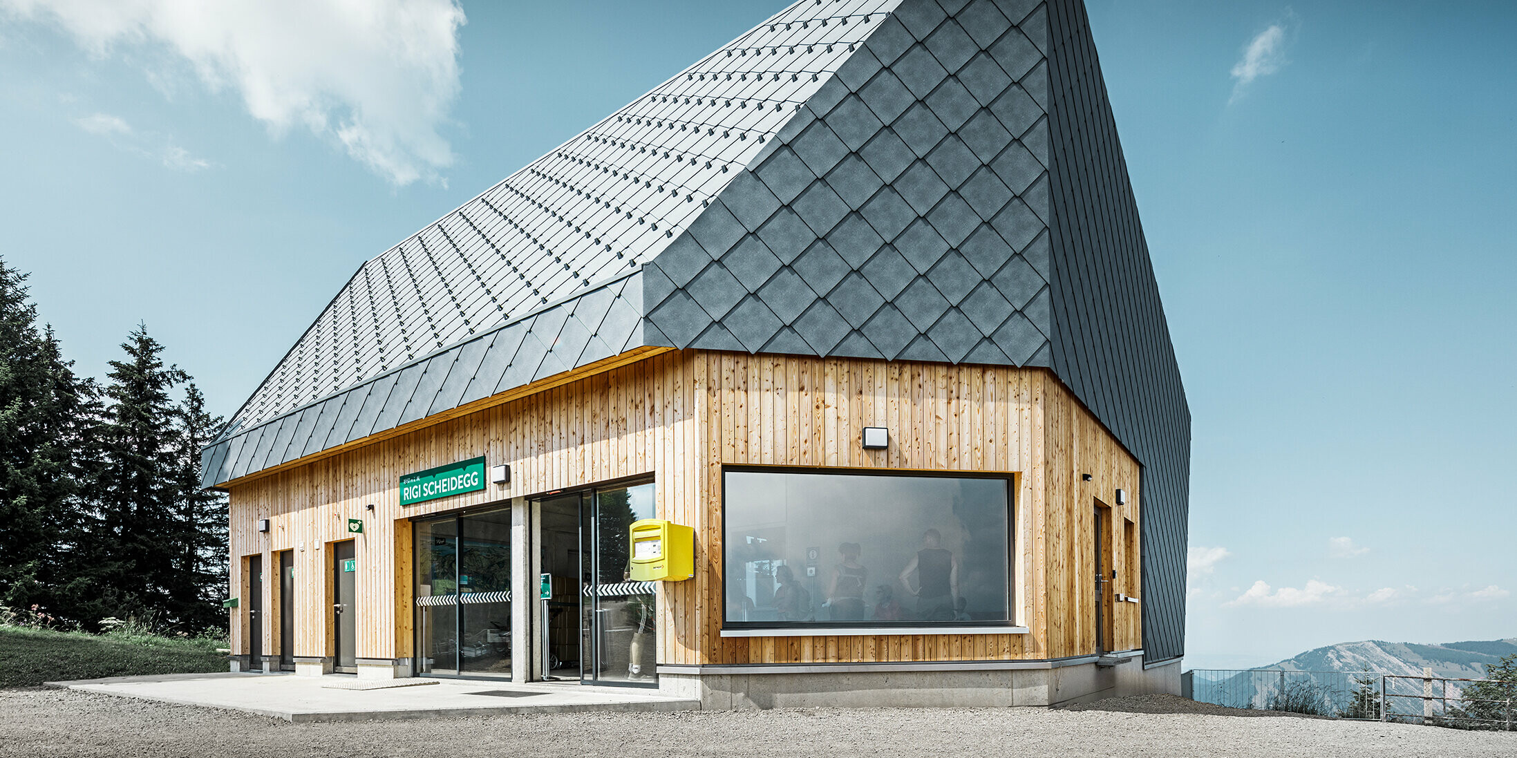 Bergstation der Rigi Bahn Scheidegg in Goldau, Schweiz. Das Dach und ein Teil der Fassade wurde mit der Dach- und Wandraute 44 × 44 in P.10 Steingrau eingedeckt.