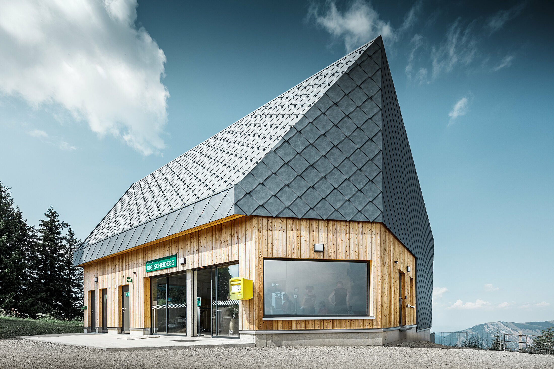 Gare d’arrivée du téléphérique du Rigi Scheidegg à Goldau, en Suisse. La toiture et une partie de la façade ont été recouvertes de losanges de toiture et de façade 44 × 44 en P.10 gris pierre.