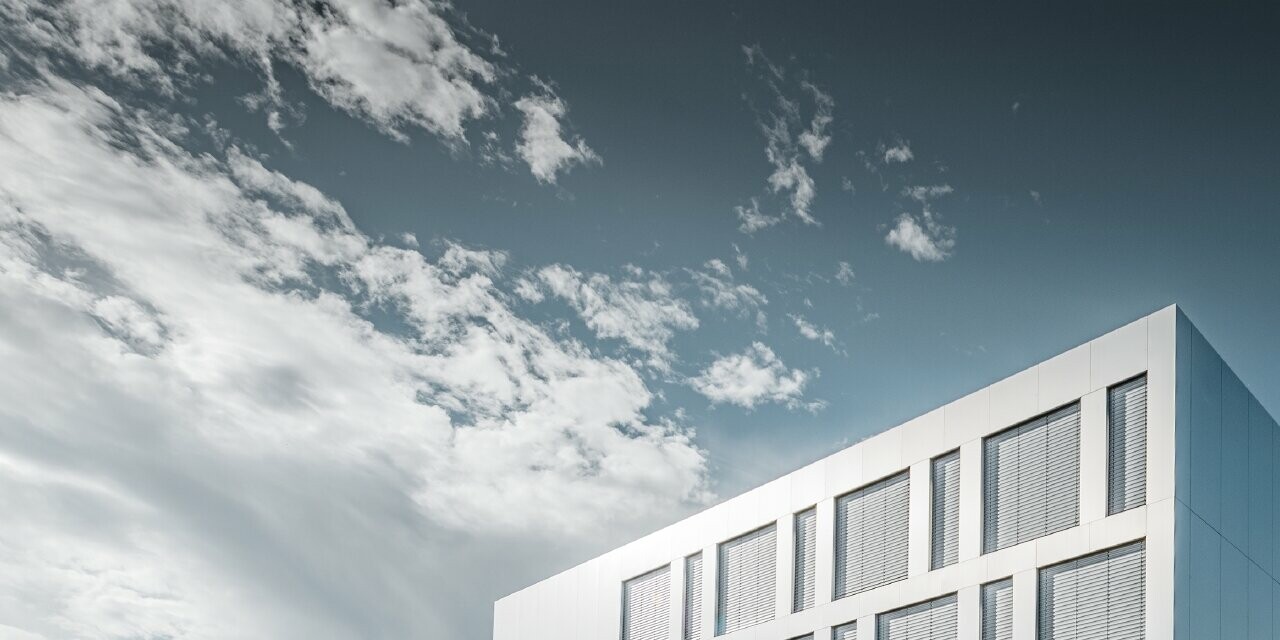 L’habillage de l’école de Marens a été refait avec le panneau composite en aluminium brossé