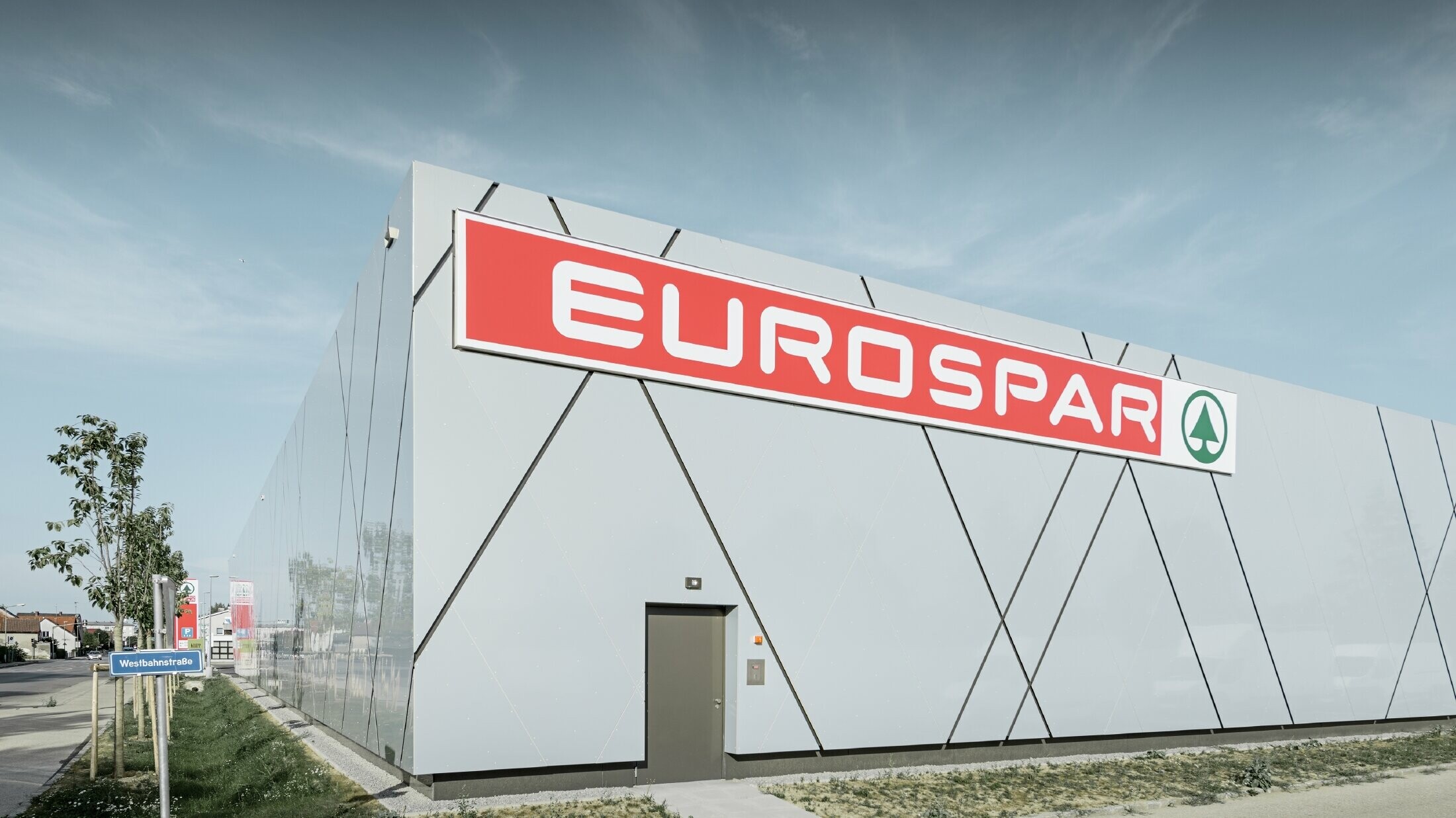 Achterzijde van het nieuwe Eurospar filiaal in Wels; de gevel werd bekleed met de aluminium composietplaat van PREFA in de unieke kleur zilver goud.