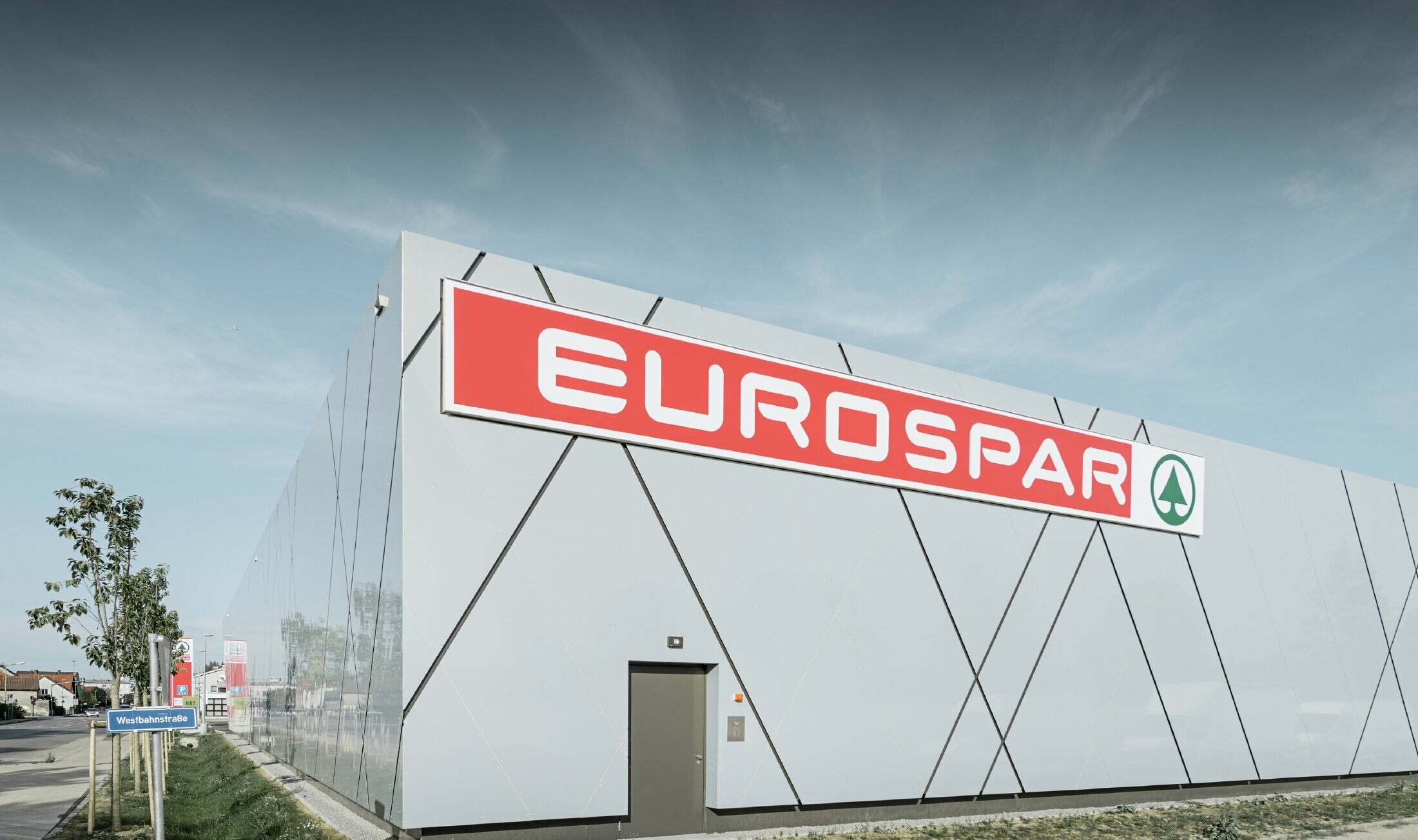 Achterzijde van het nieuwe Eurospar filiaal in Wels; de gevel werd bekleed met de aluminium composietplaat van PREFA in de unieke kleur zilver goud.