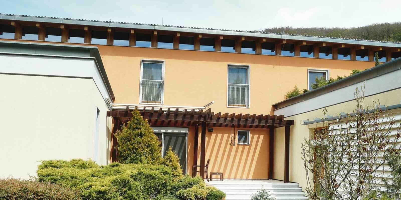 Maison individuelle moderne avant la rénovation de façade à l’aide de panneaux de façade FX.12 PREFA couleur P.10 anthracite, façade orange