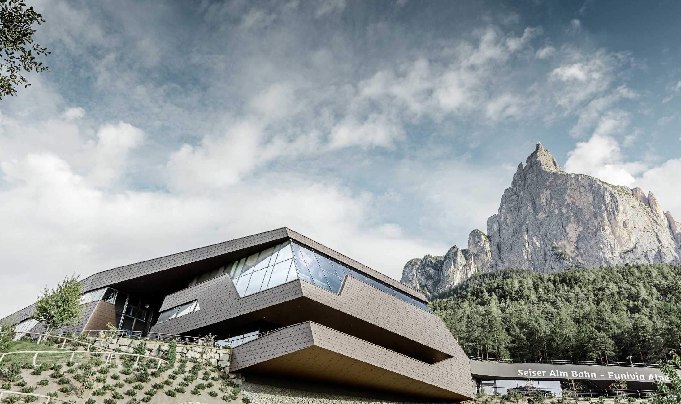 Nieuw dalstation van de kabellift naar Alpe di Siusi (Dolomieten) met bruine PREFA-aluminiumgevel met veel hoeken en kanten en onregelmatig ontwerp