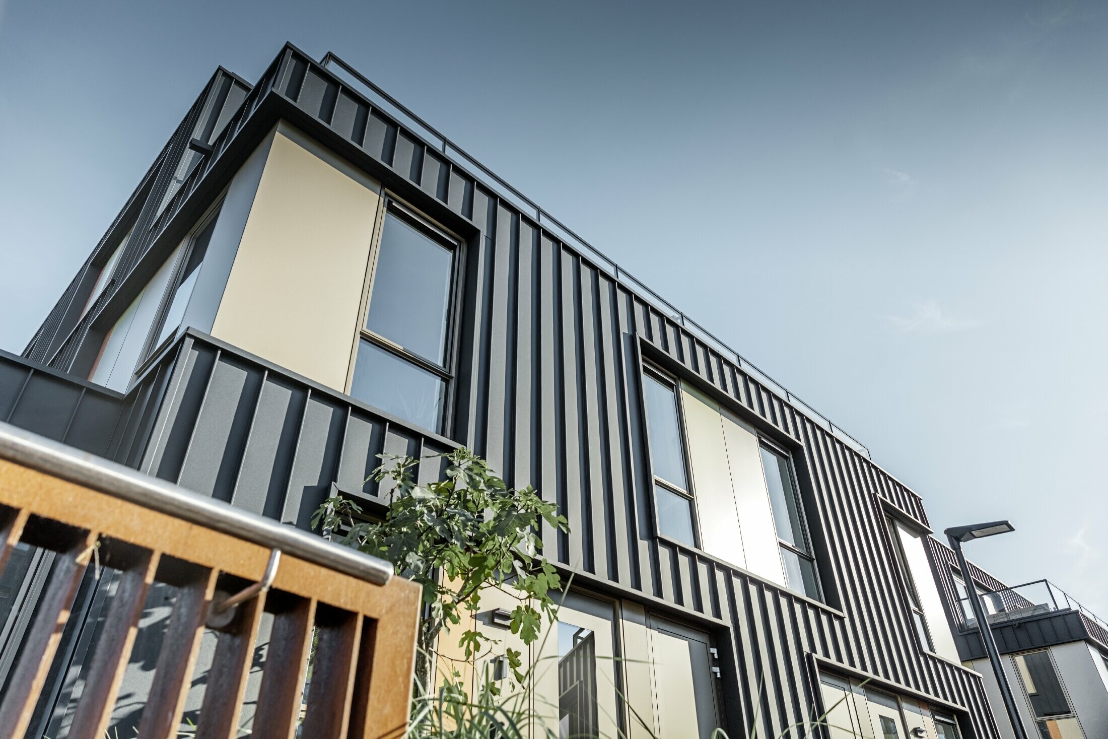 Maison à deux appartements à Amsterdam avec un revêtement de façade en Prefalz PREFA en P.10 anthracite.