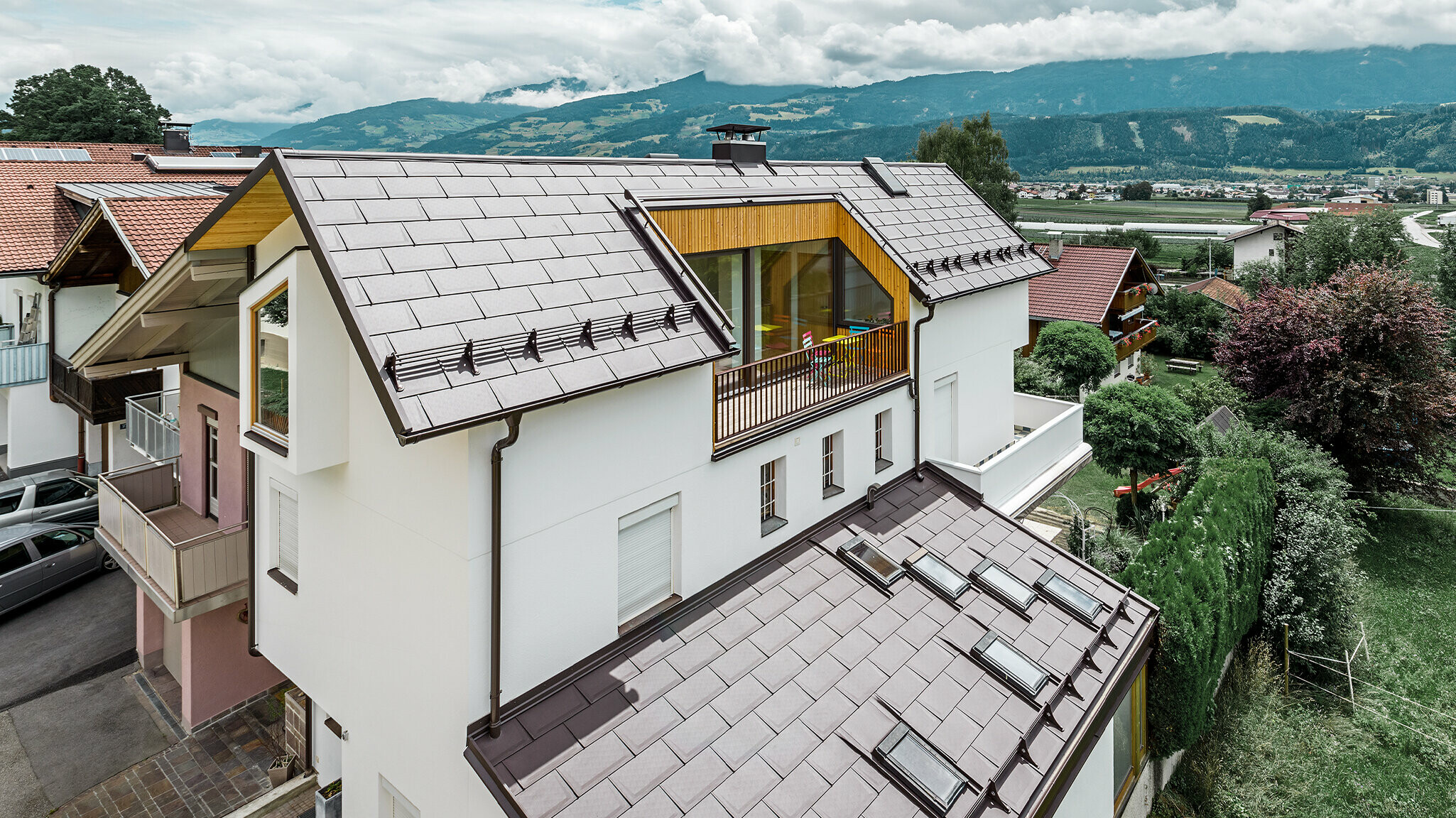 Das neue Wohnhaus in Thaur wurde mit der neuen Dachplatte R.16 von PREFA in Braun eingedeckt.