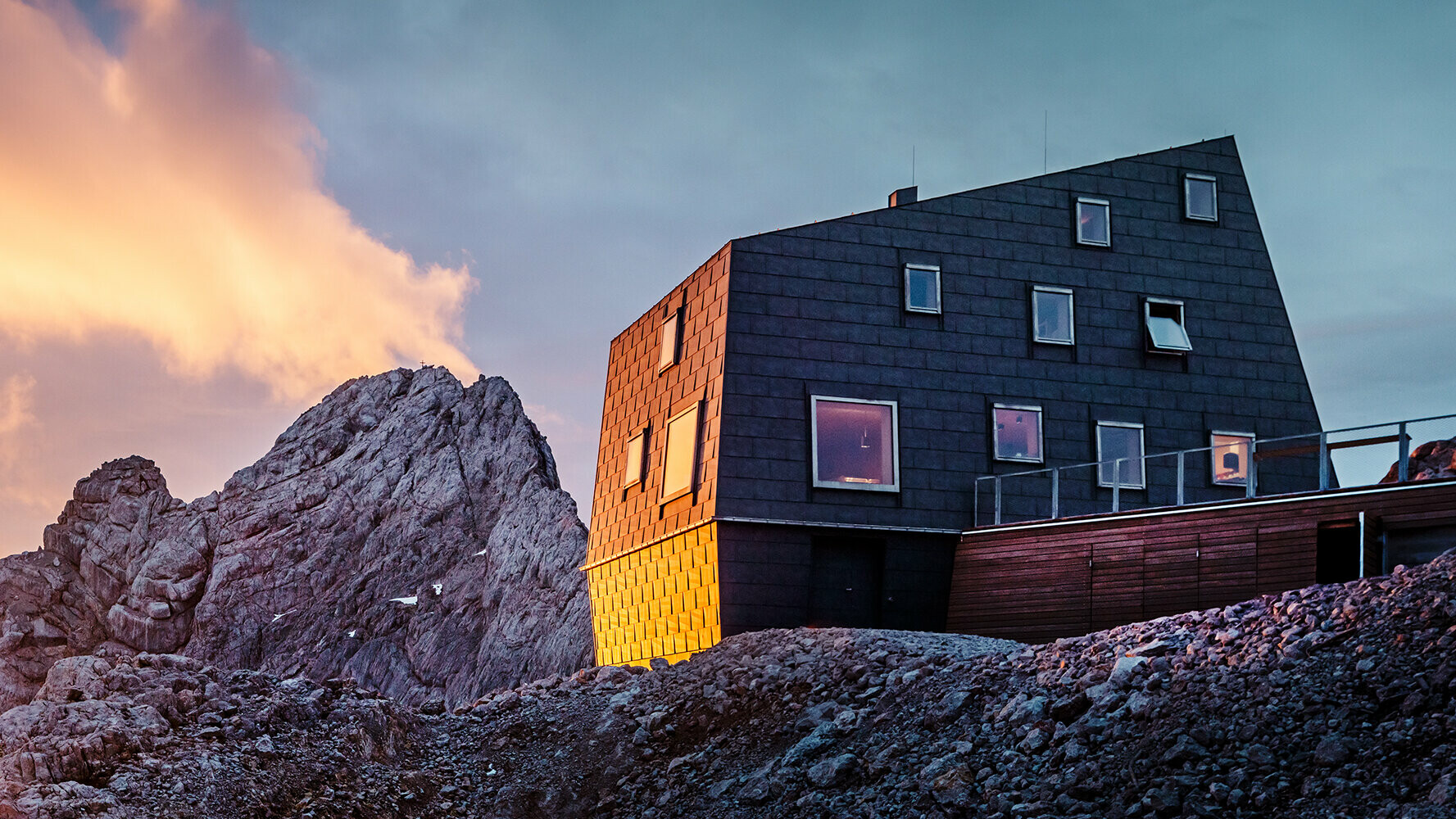 Nieuwe schuilhut in het Dachstein-gebergte met PREFA FX.12 aluminium dak- en gevelpaneel in P.10 steengrijs