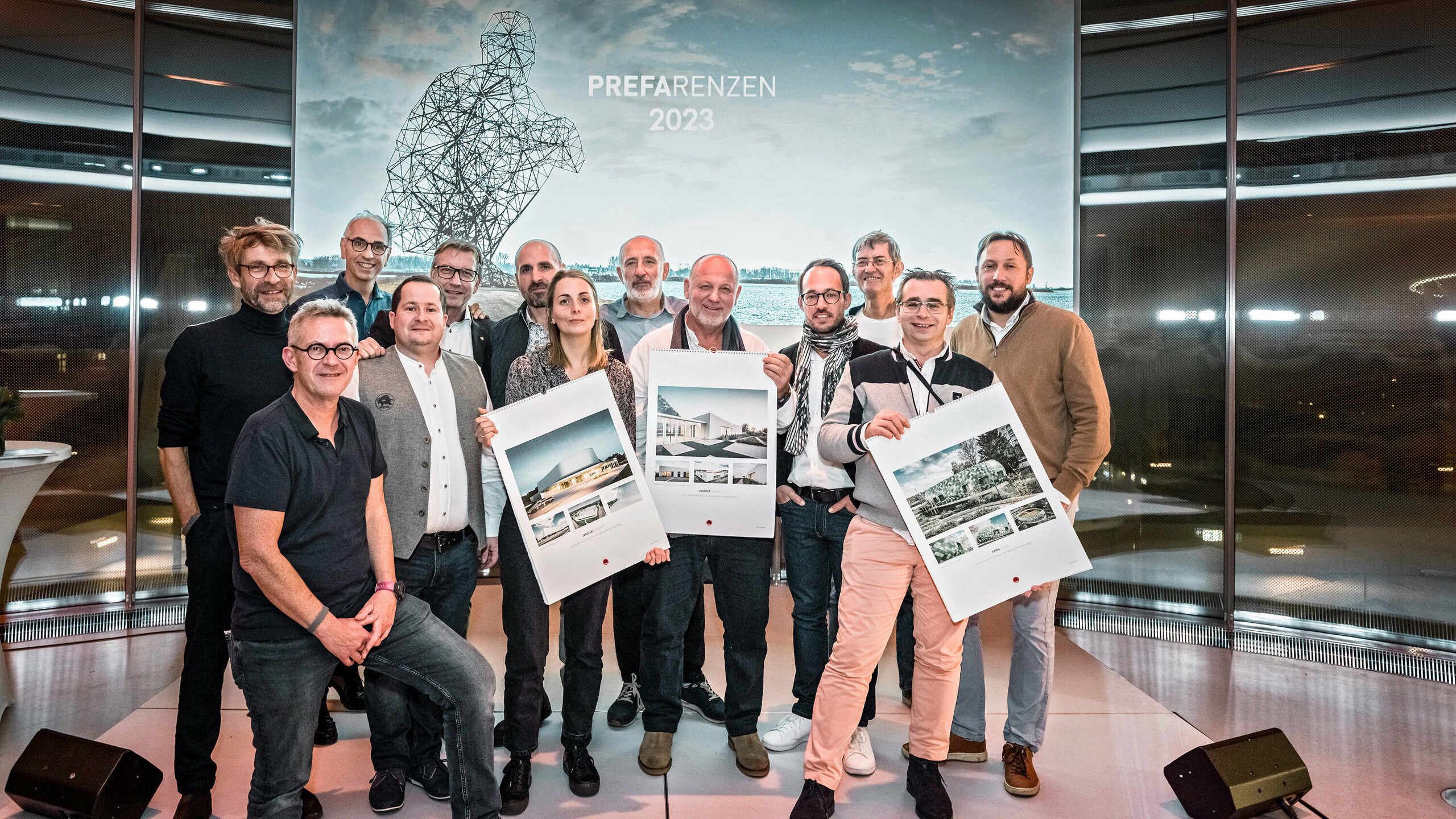 Ein Teil der teilnehmenden Architekten, Spengler und PREFA Landesgesellschaften auf der Bühne mit dem PREFARENZEN Kalender in der Hand.