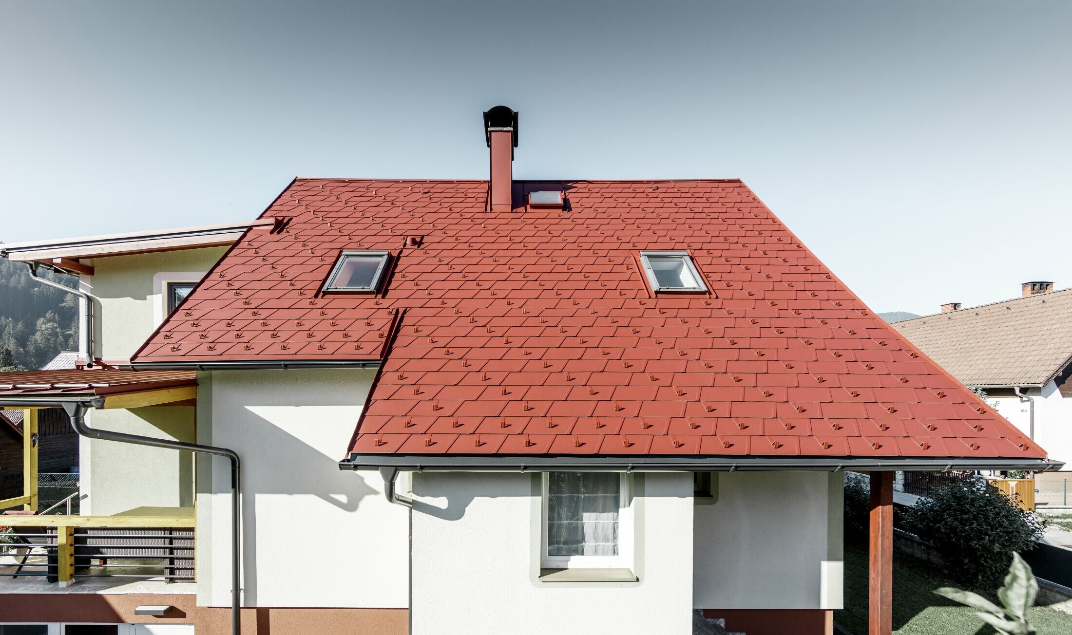 Gerenoveerde eengezinswoning met het nieuwe PREFA dakschindeldak, gelegd werd de DS.19 in de kleur oxiderood.