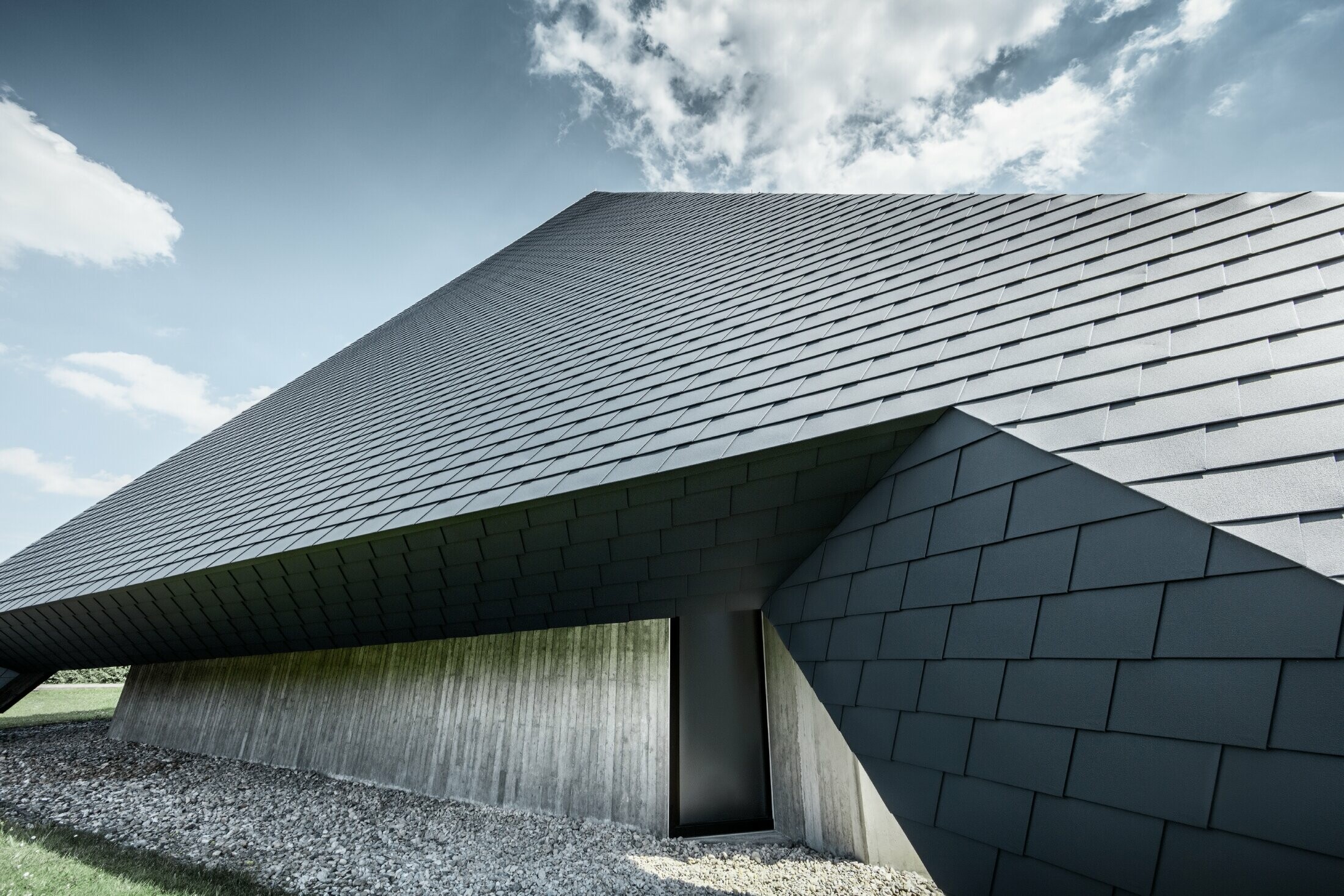 Église catholique de Langenau à la silhouette pyramidale — Couverture de toit réalisée avec des bardeaux en aluminium PREFA de couleur anthracite