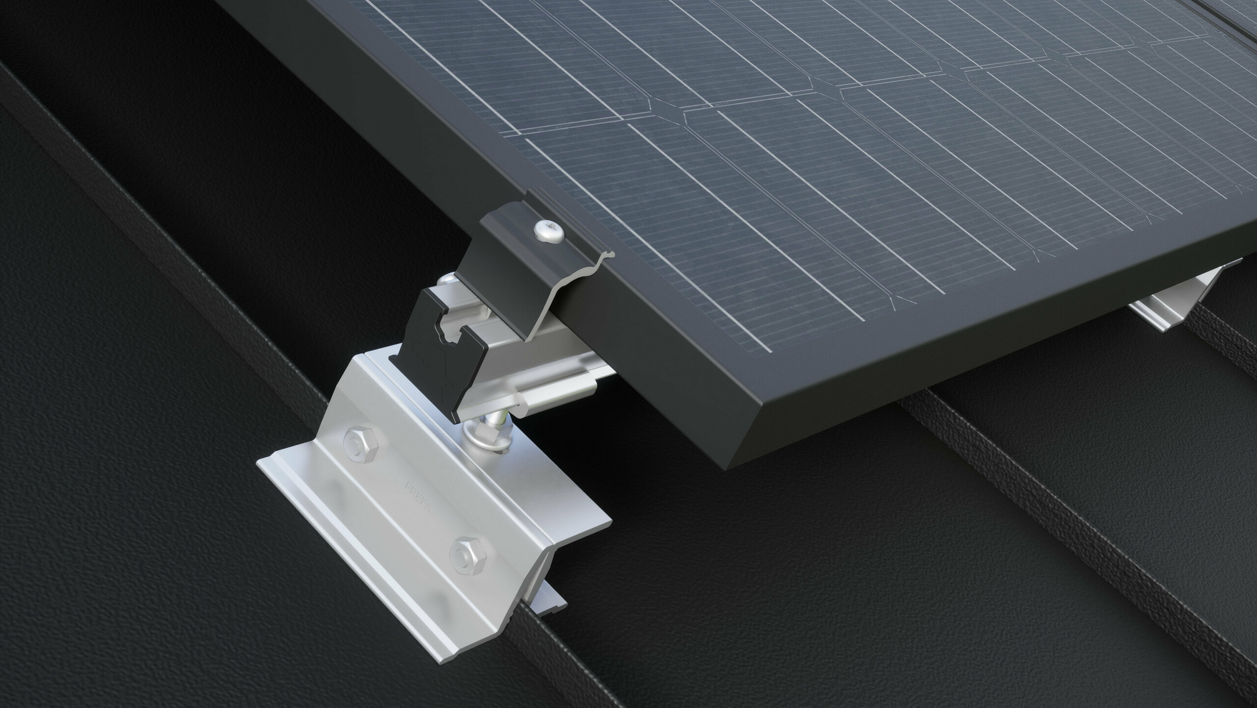 PREVARIO PREFALZ monté sur une toiture PREFALZ Gros plan sur le support solaire PREVARIO PREFALZ, monté sur une toiture PREFA foncée qui supporte le rail de support. Le module solaire a été fixé au rail de support à l'aide de la borne de fin PREVARIO.