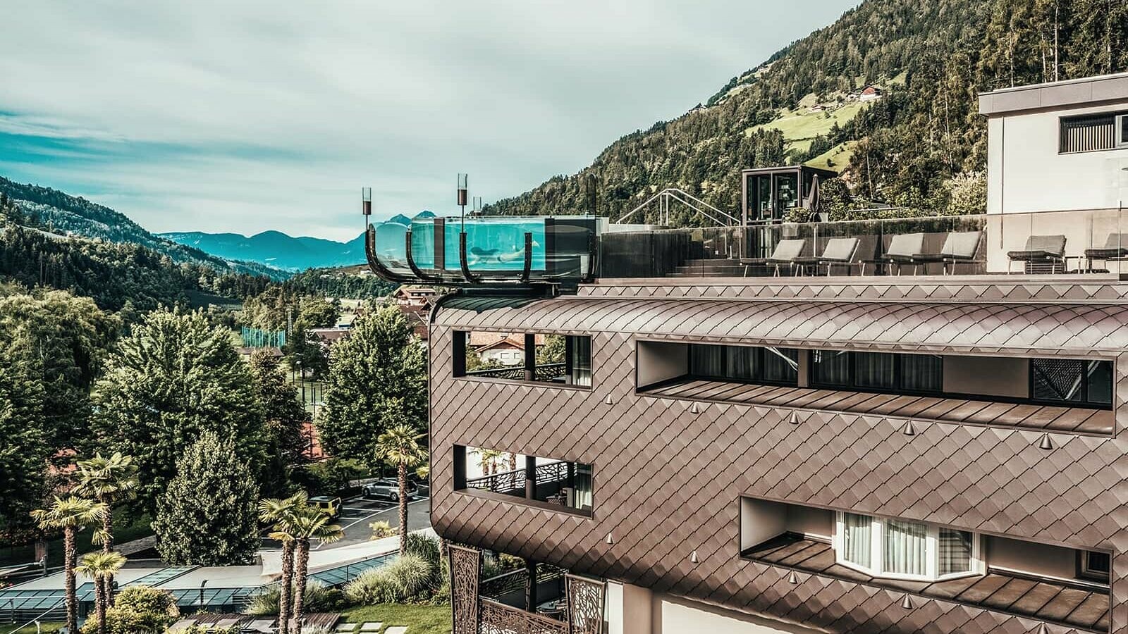 Naast de PREFA gevelschindels springt ook het indrukwekkende zwembad van het hotel in het oog.