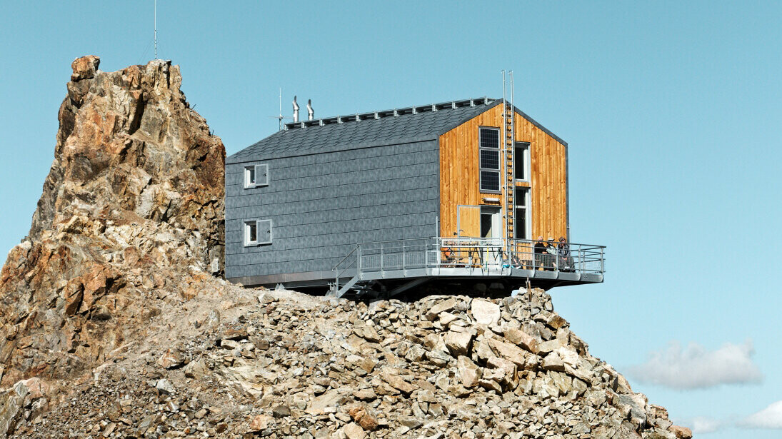 Net gerenoveerde schuilhut Refuge de L´Aigle met PREFA dak- en gevelpaneel FX.12 in P.10 steengrijs