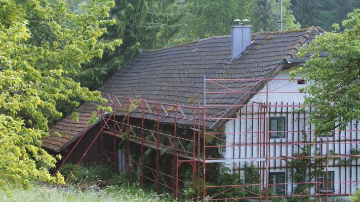 altes Dach des Wiesenhaus kurz vor der Dachsanierung mit der PREFA Dachschindel, mit Gerüst