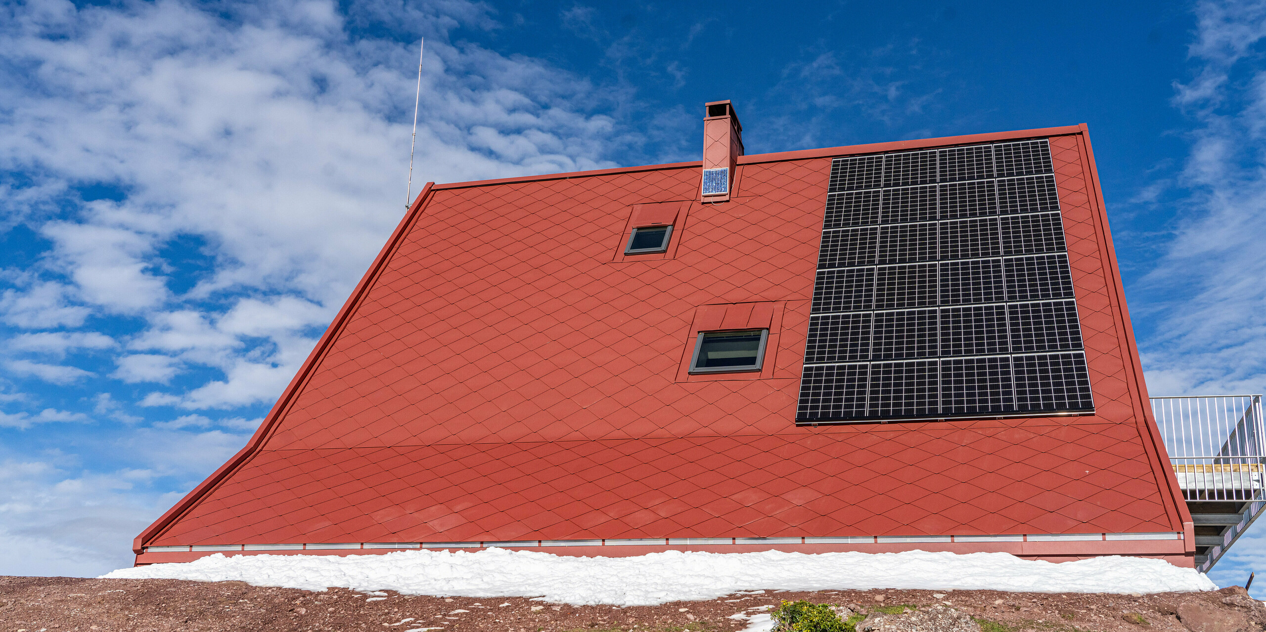 Refuge d'Arlet dans le Parc National des Pyrénées gros plan avec losanges de toiture et façade PREFA 44x44 de couleur P.10 rouge oxyde