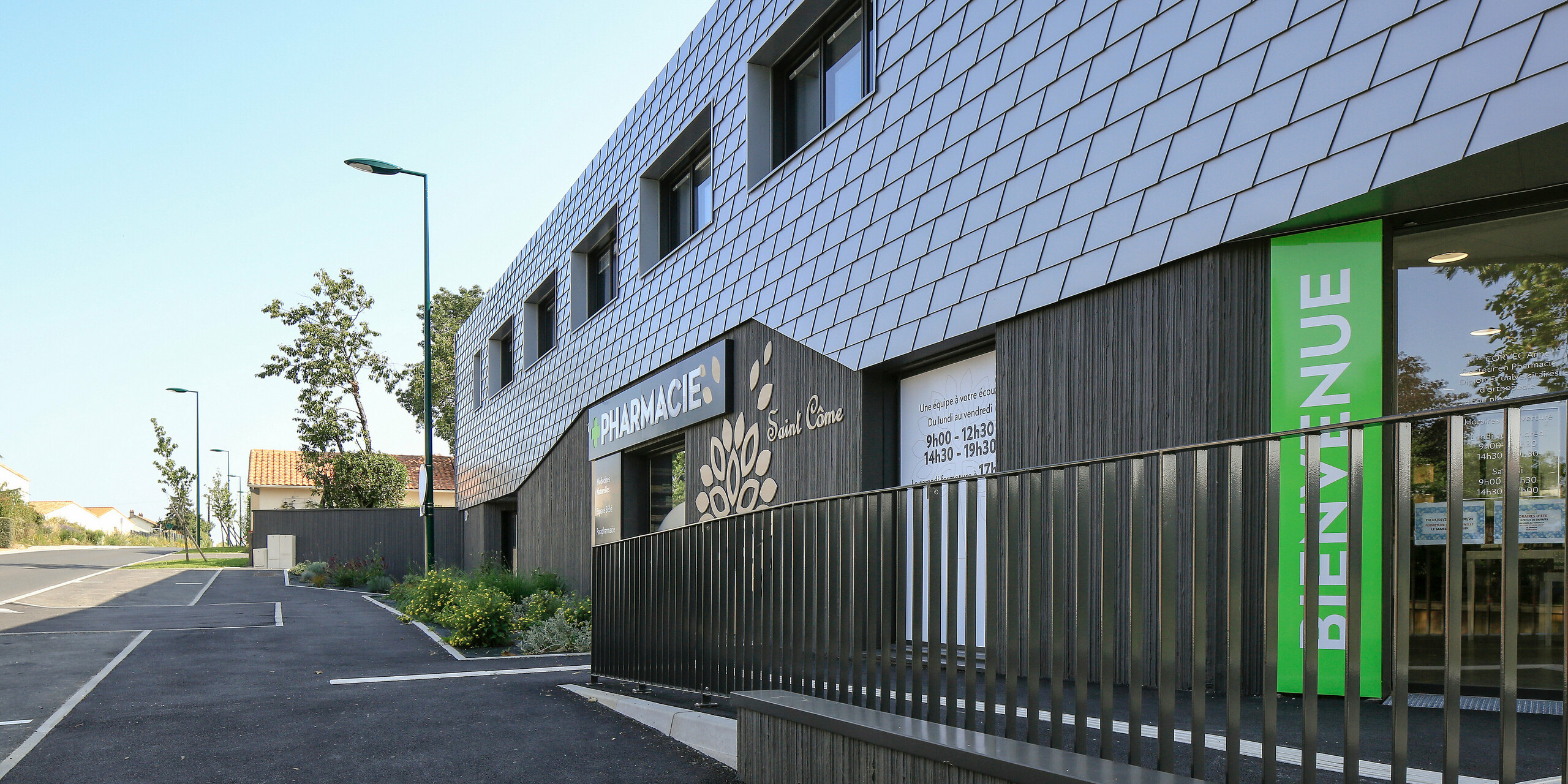 Vue détaillée de la pharmacie du Landreau avec une façade en bardeaux muraux PREFA couleur argent métallisé