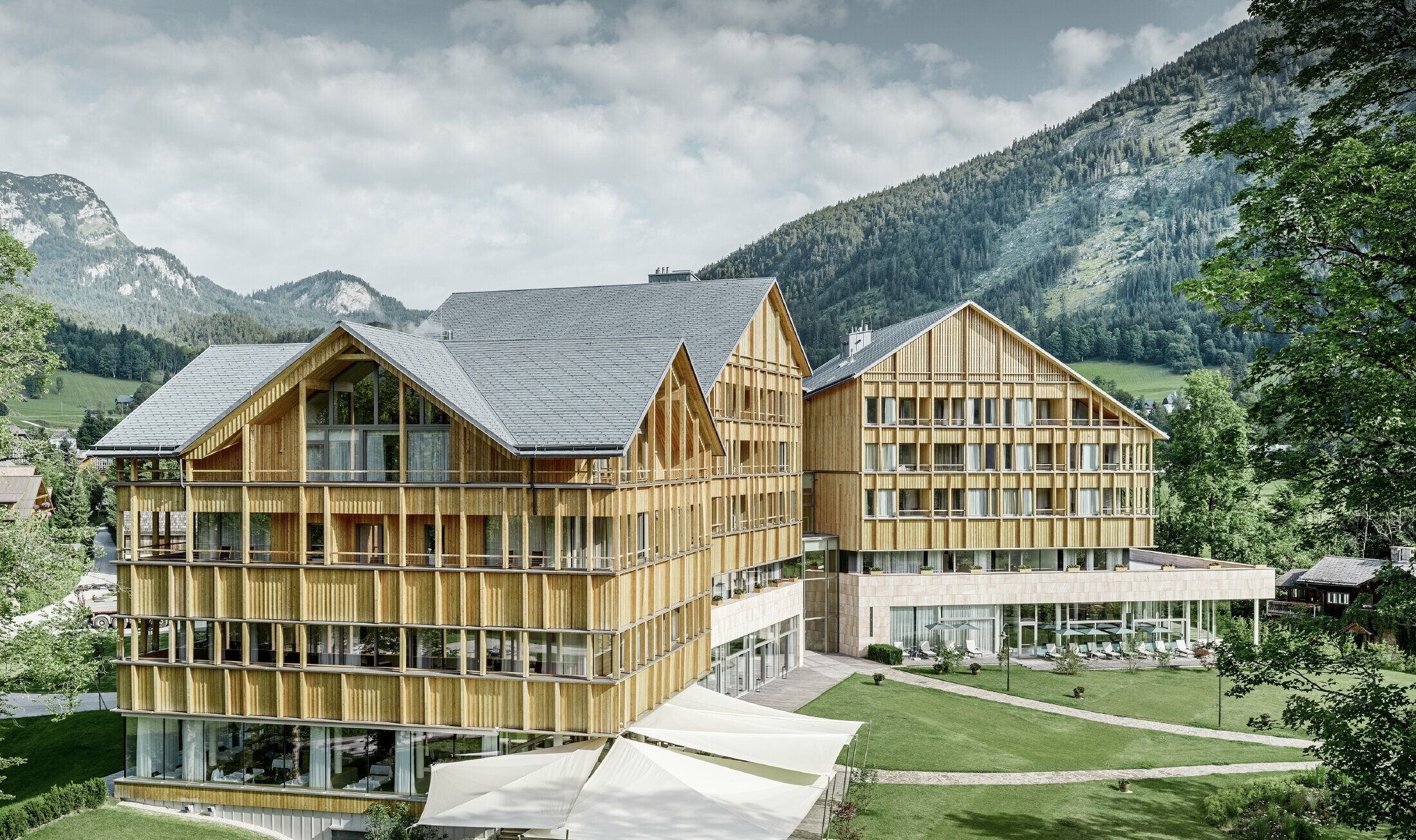 Hotel Vivamayr in Altaussee (Oostenrijk) met houten gevelbekleding en PREFA-dakschindels op het dak