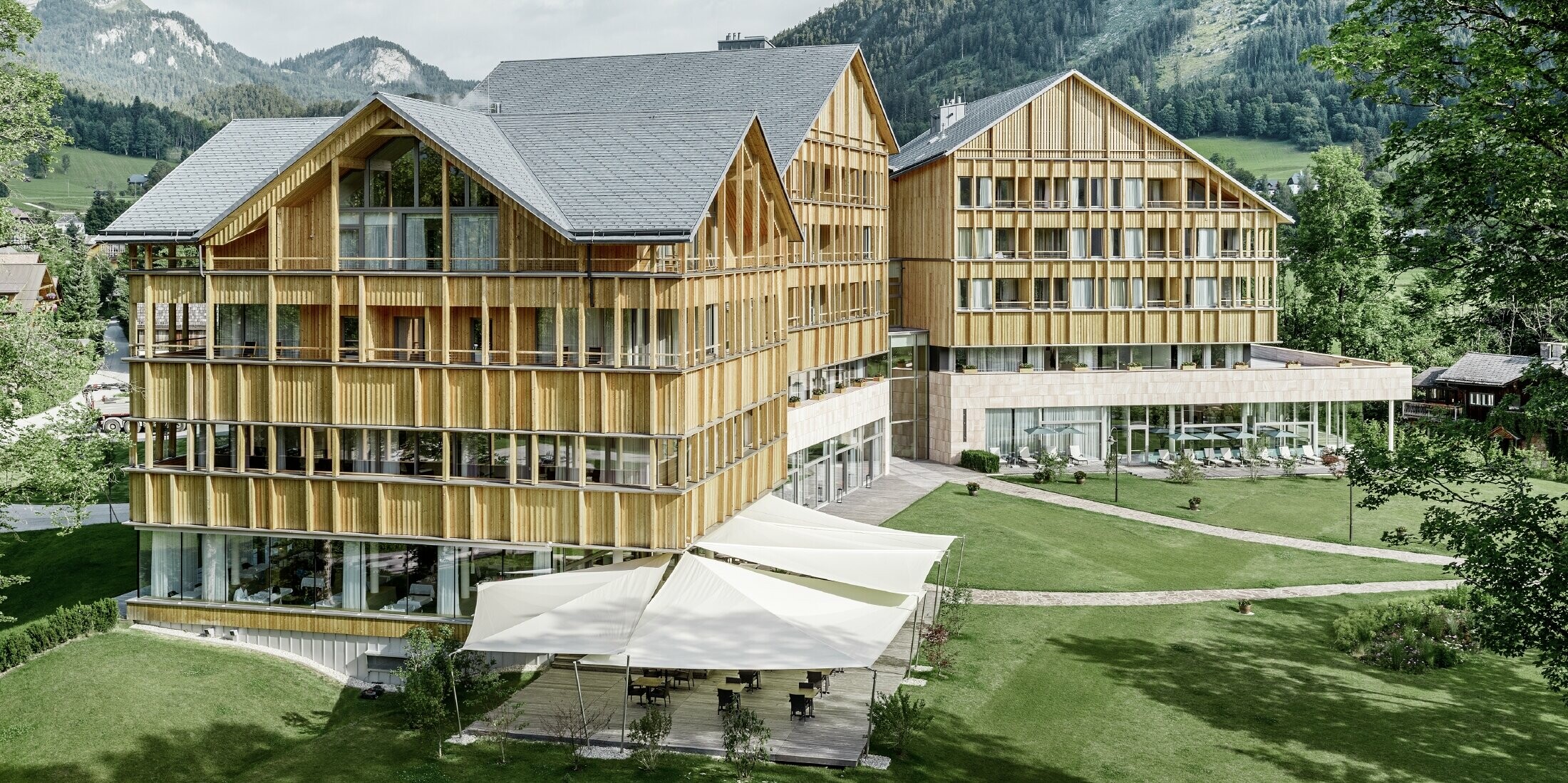 Hotel Vivamayr in Altaussee mit Holzfassade und PREFA Dachschindel Dach