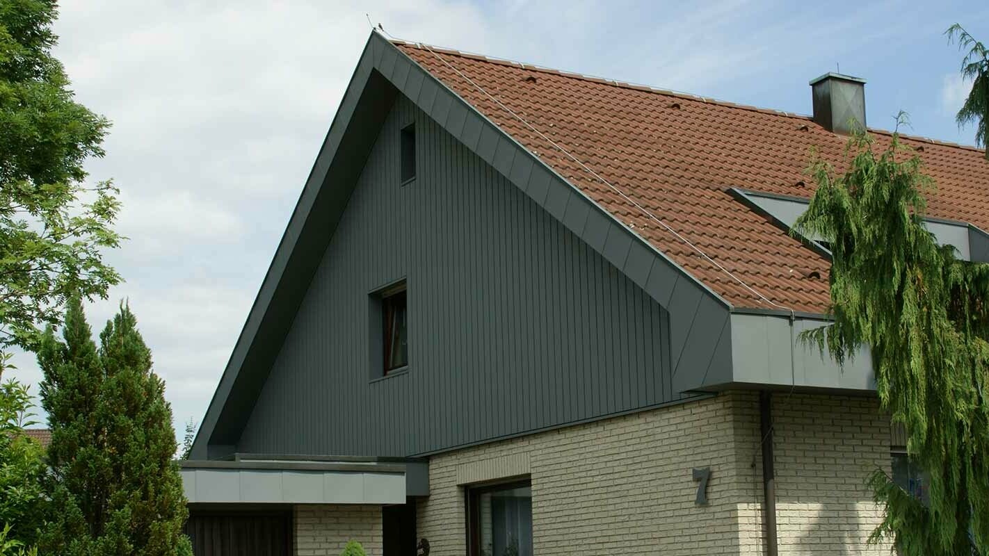 Moderne en weersbestendige topgevelbekleding na de renovatie met PREFA gevelbeplating verticaal gedekt 