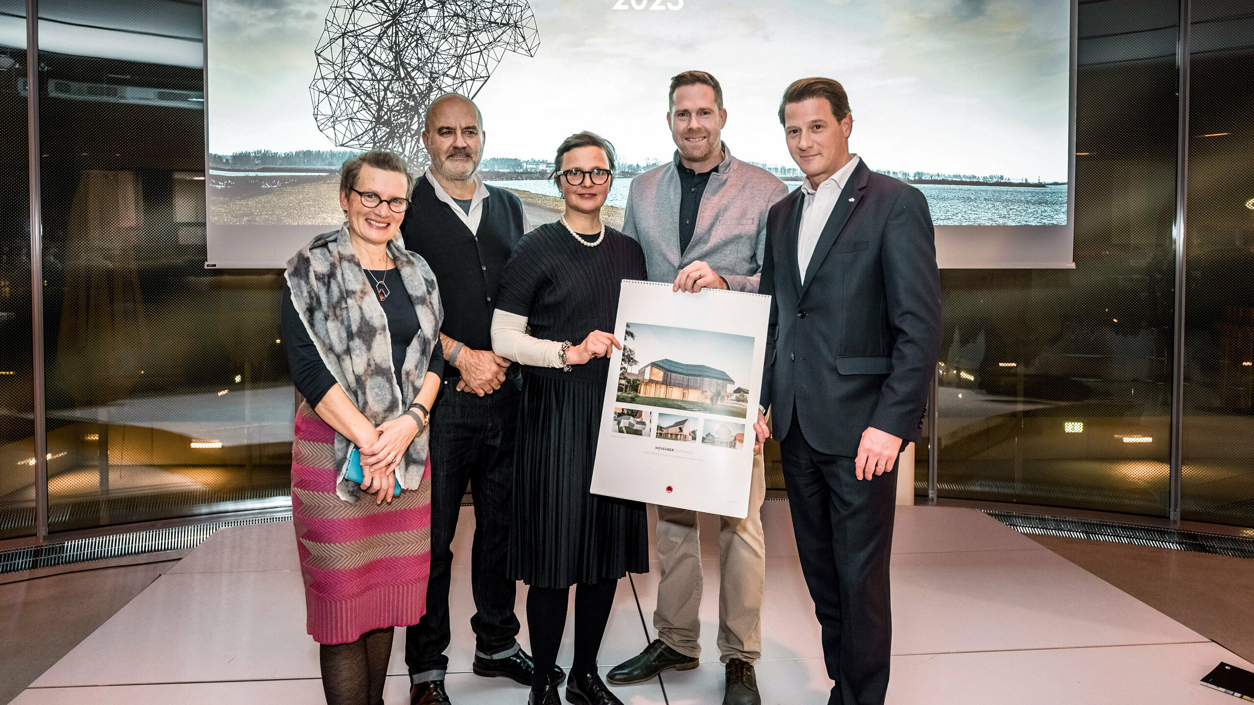 Architekturbüro Atelje Ostan Pavlin, Mitja Brencic mit dem Kalender in der Hand, Leopold Pasquali.