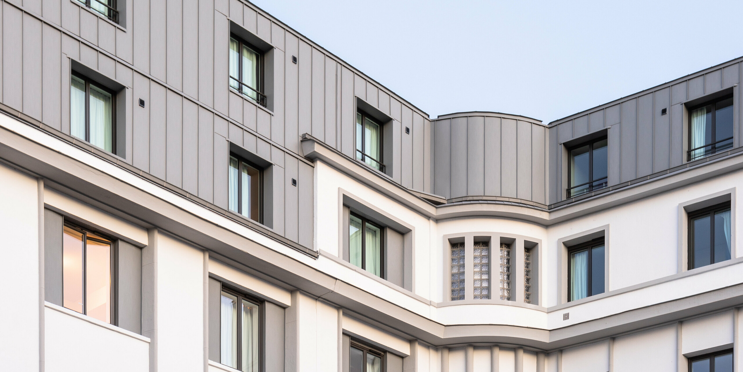 PREFALZ en gris quartz sur la toiture et la façade d'une résidence étudiante au Mans.