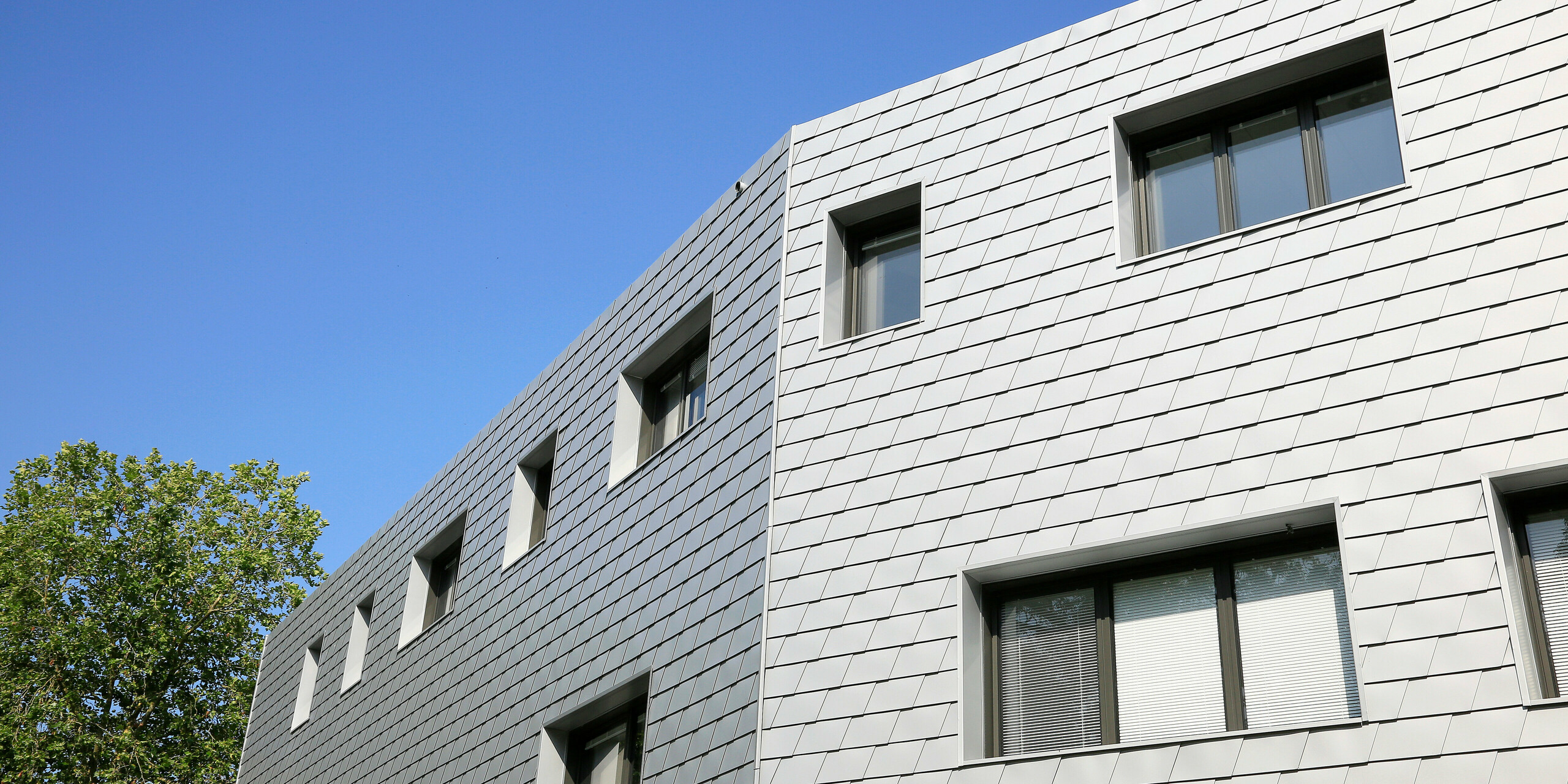Bardeaux de façade en aluminium PREFA sur la façade du centre de santé du Landreau