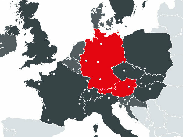 Kaart met alle Europese landen waarin PREFA actief is, met in rood de twee productielocaties in Oostenrijk en Duitsland
