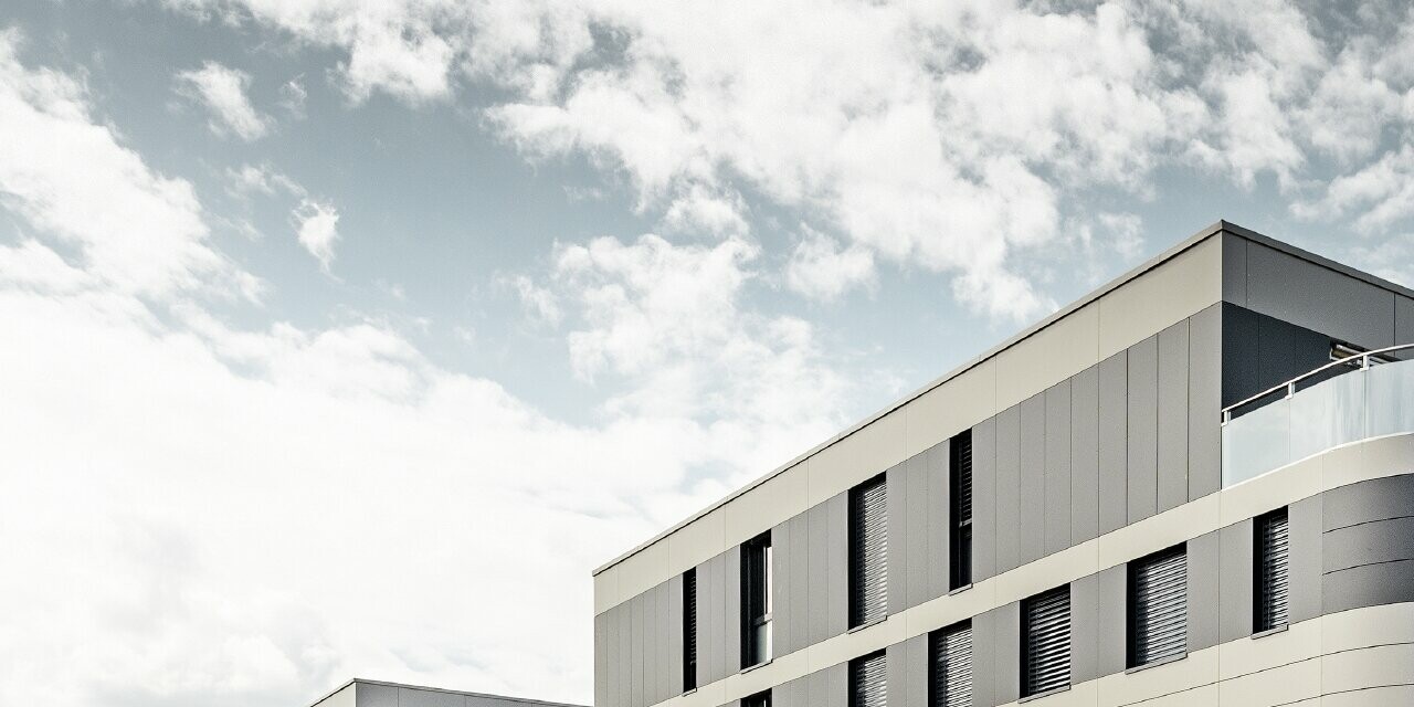 Complexe résidentiel aux immeubles cubiques — Façades en aluminium PREFA de couleur bronze avec des éléments gris noir