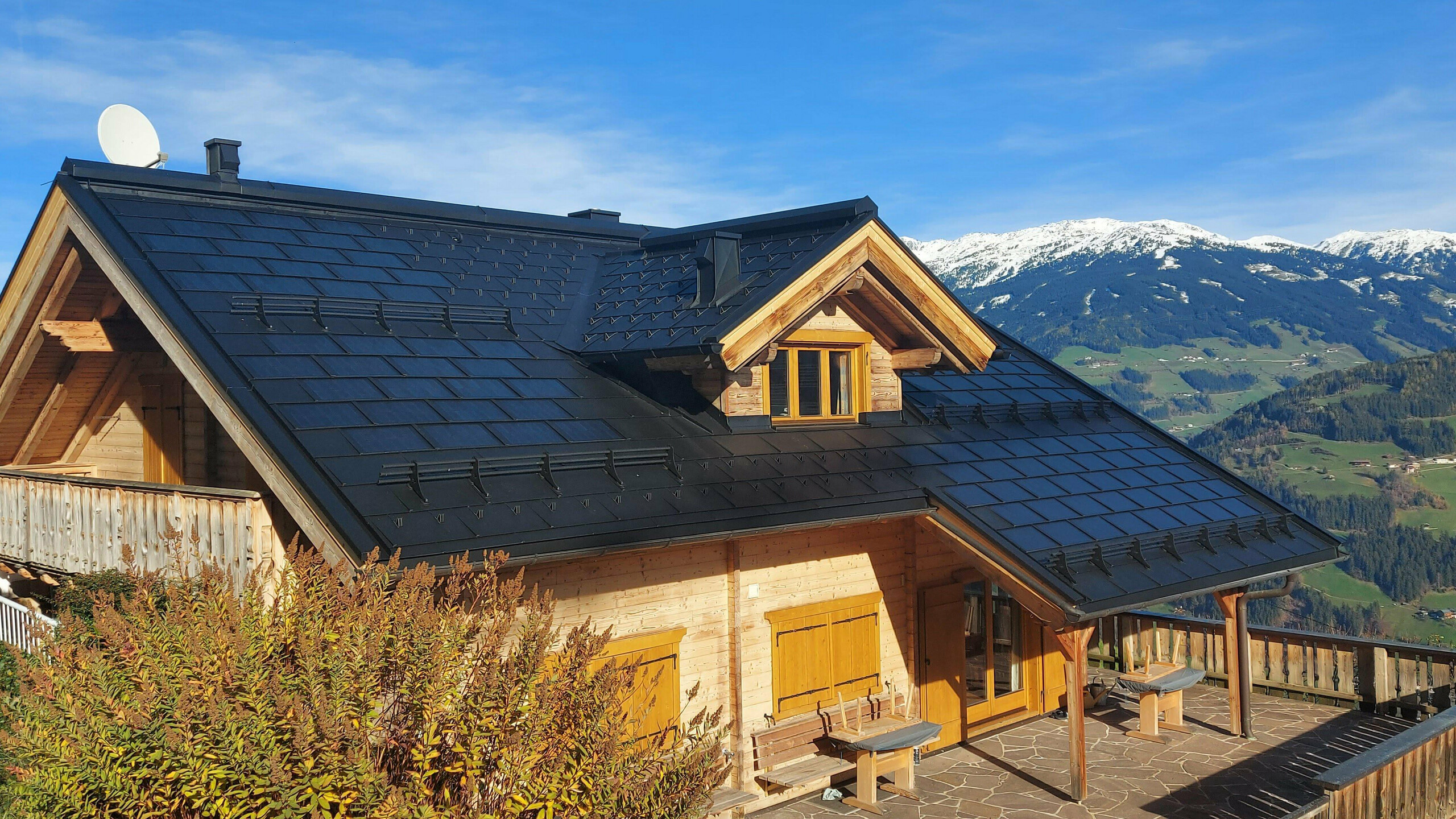 Renovatie van een eengezinswoning in Hippach (Tirol) met de PREFA solar-dakpan klein in P.10 zwart, gecombineerd met de PREFA dakpan R.16