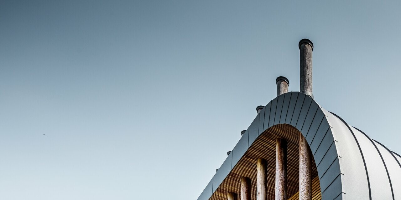 Façade courbe sur la maison individuelle Casa Giovannini recouverte d’aluminium avec Prefalz PREFA en P.10 anthracite.