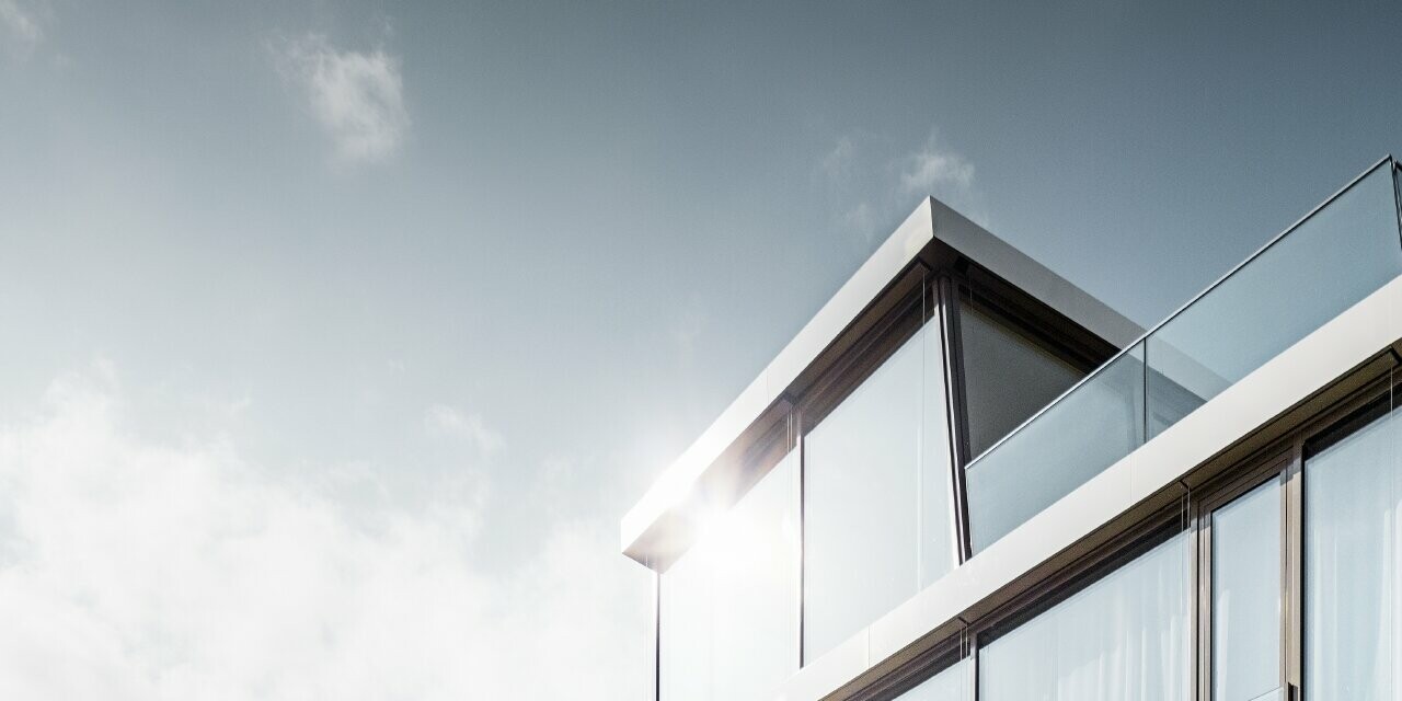 Maison individuelle moderne conçue par l’architecte Stefan Camenzind ; une bande ondulée relie les étages, sur le côté extérieur l’arrondi est recouvert avec les losanges de toiture PREFA faciles à travailler, en petit format, couleur blanc pur.