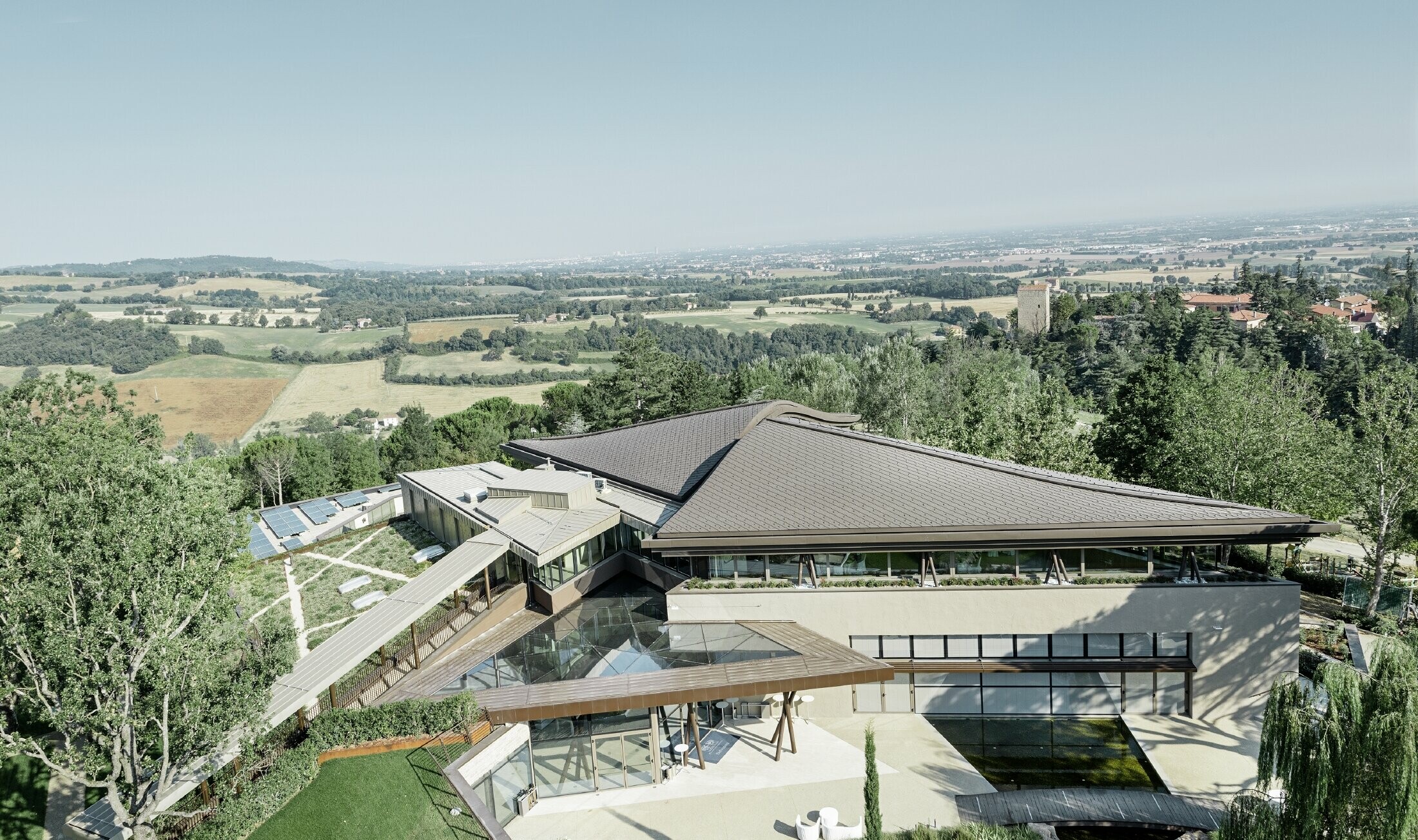 Palazzo van golfresort in Varignana (Italië) met groot bruin aluminiumdak van PREFA