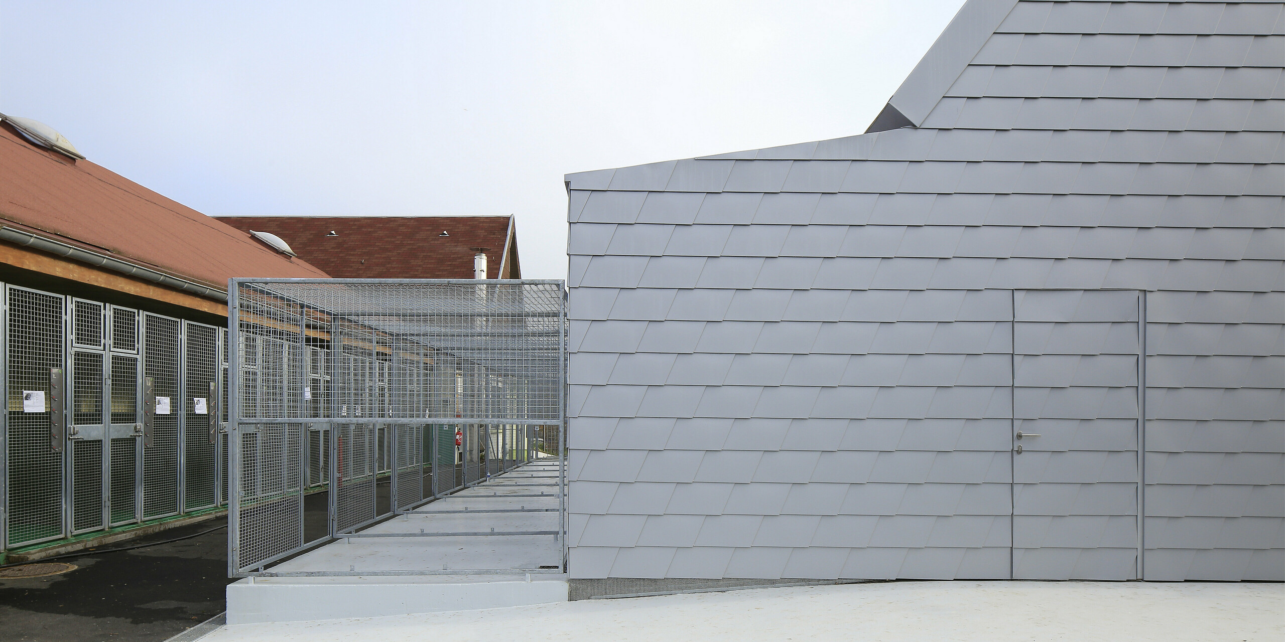 Arrière du refuge pour animaux argenté à Mullhouse avec une coque de bâtiment en aluminium