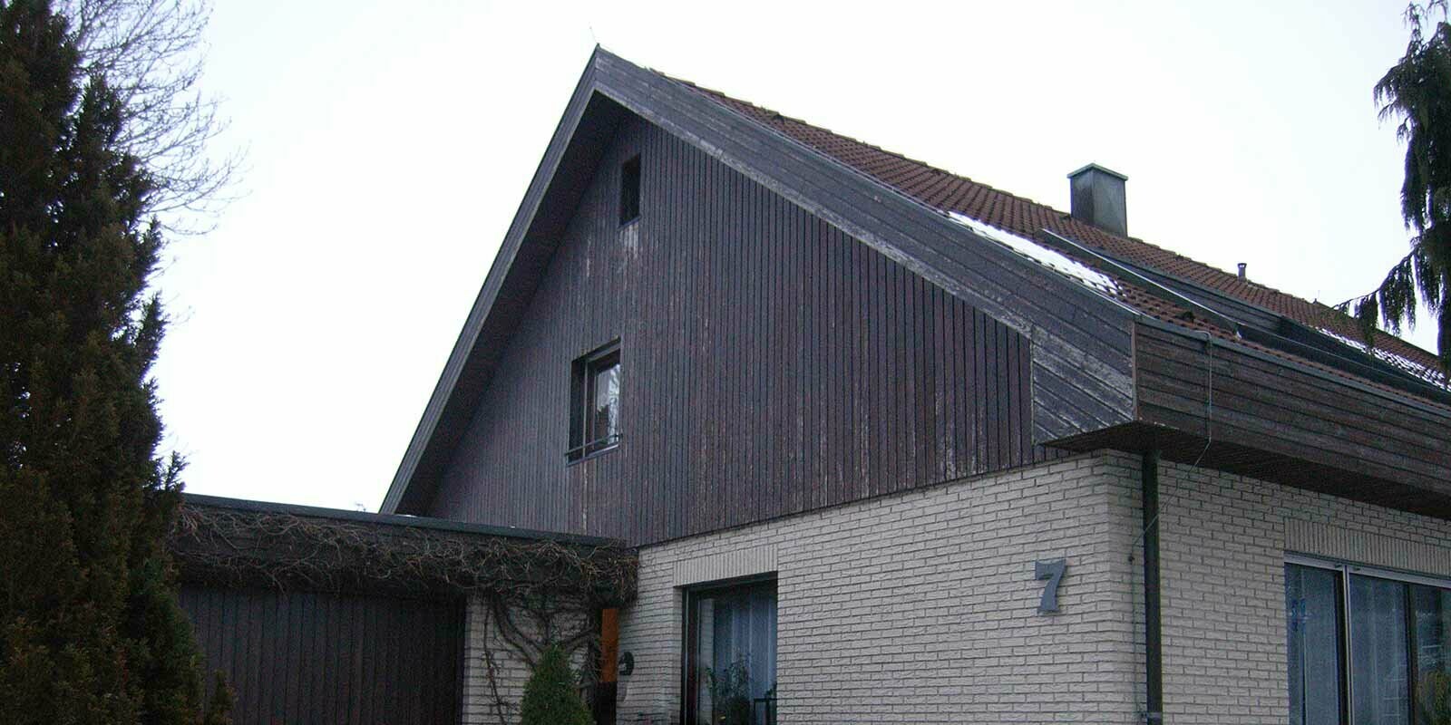 Ancien habillage de pignon en bois abîmé par le temps, avant la rénovation à l’aide de Sidings PREFA