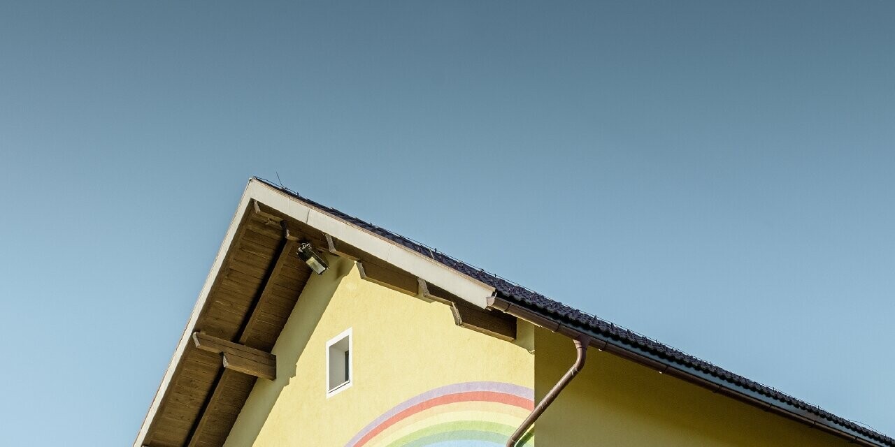 Annexe d’une école primaire — Habillée de losanges de toiture et de façade PREFA en aluminium de couleur gris pierre