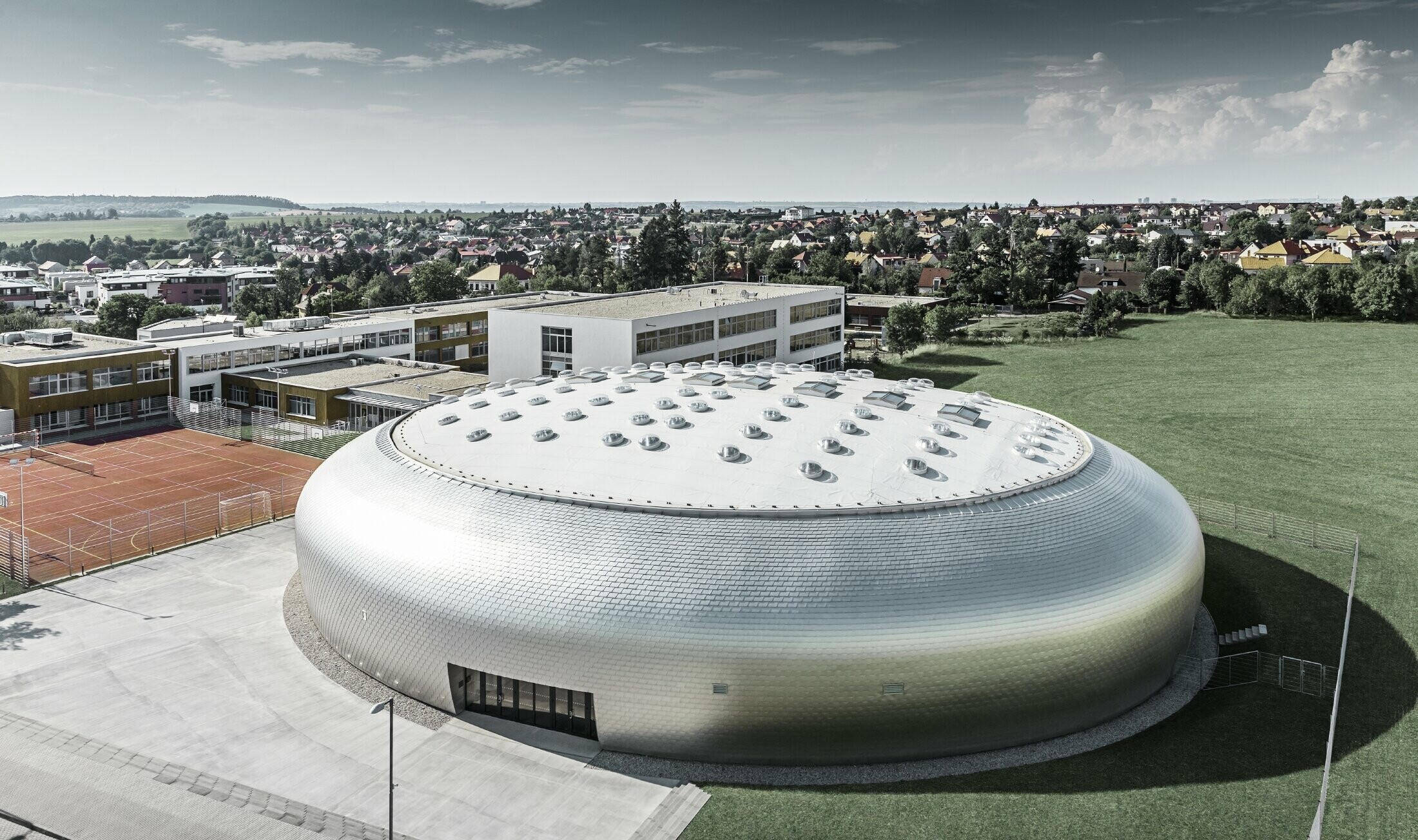 Luchtopname van de sporthal in Tsjechië met de PREFA gevelschindel in naturel blank.